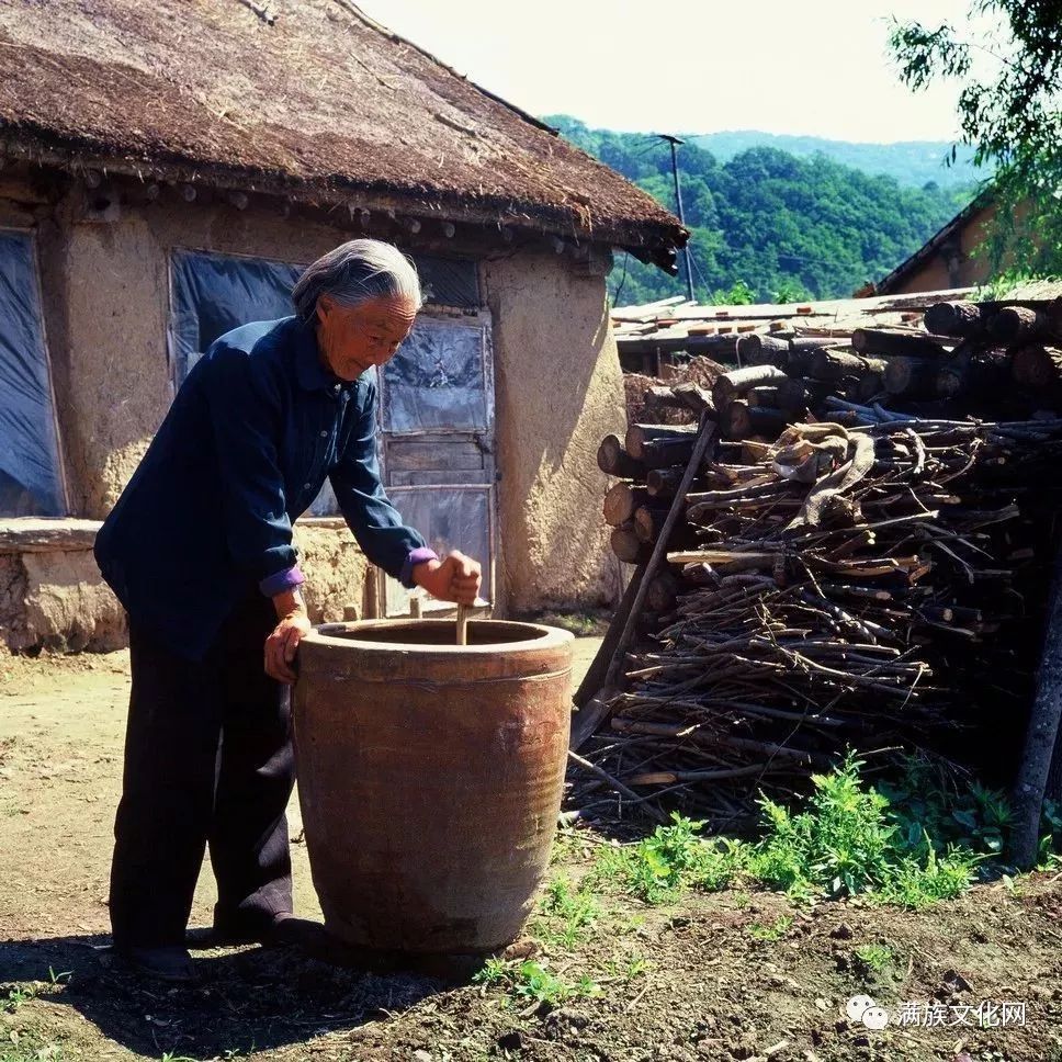 在辽东凤凰城白旗满州老营子里,老家儿讲故事说古中,一半儿讲的是祖先
