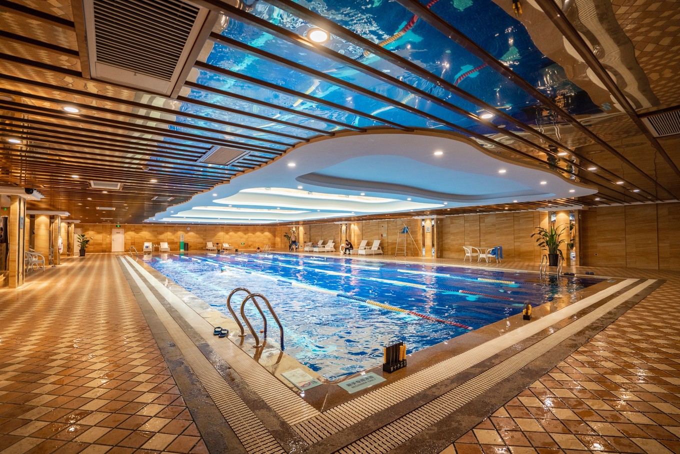 厦门这家酒店厉害了,无边泳池眺望集美大桥,还有天然温泉水乐园