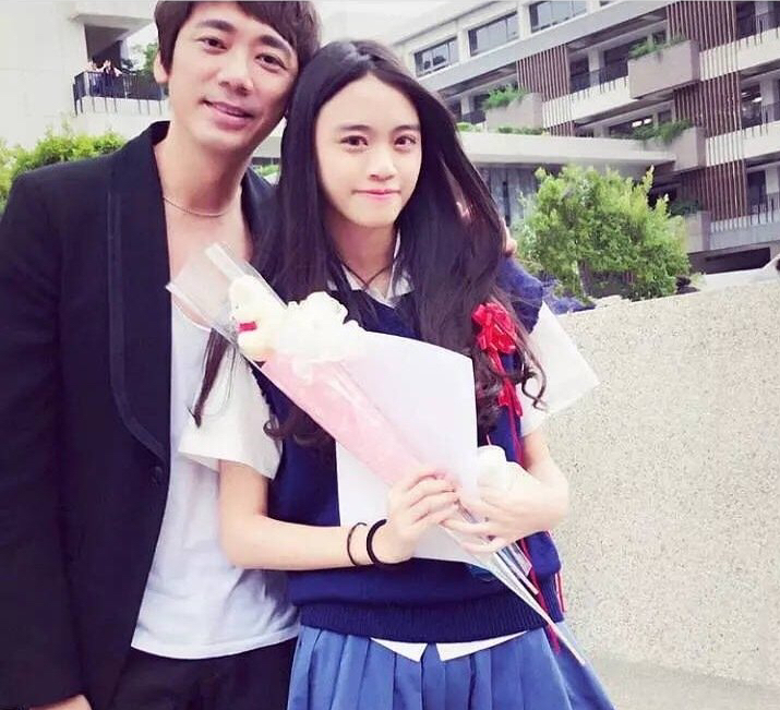 苏见信19岁女儿近照容貌清纯可人身高只比1米9父亲矮半头