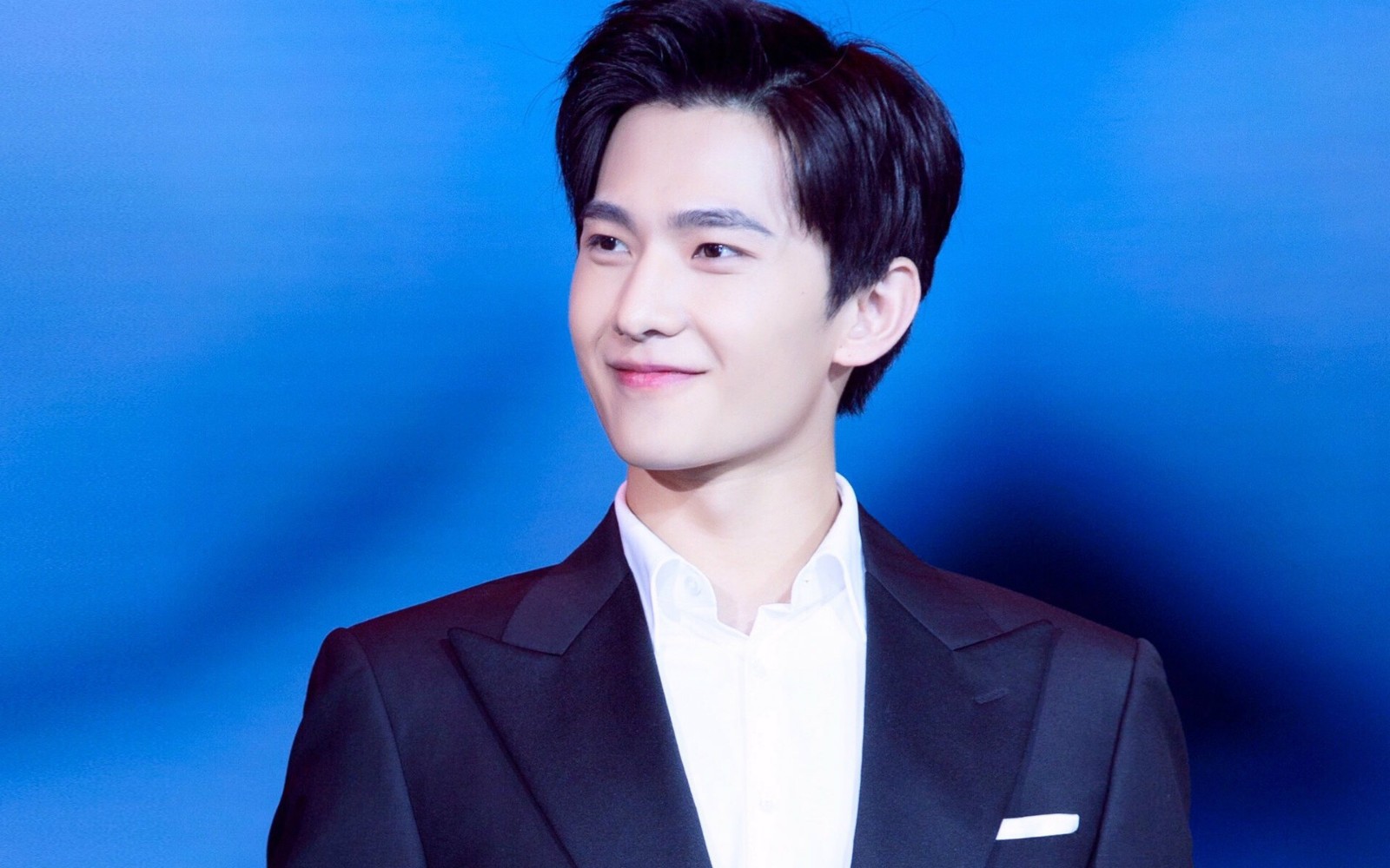 杨洋登杂志双封面寸头加墨镜尽显成熟帅气