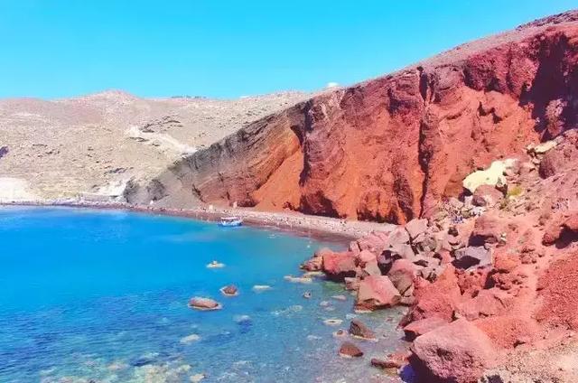 其中,以夏威夷毛伊岛的红色沙滩最受游客喜爱.