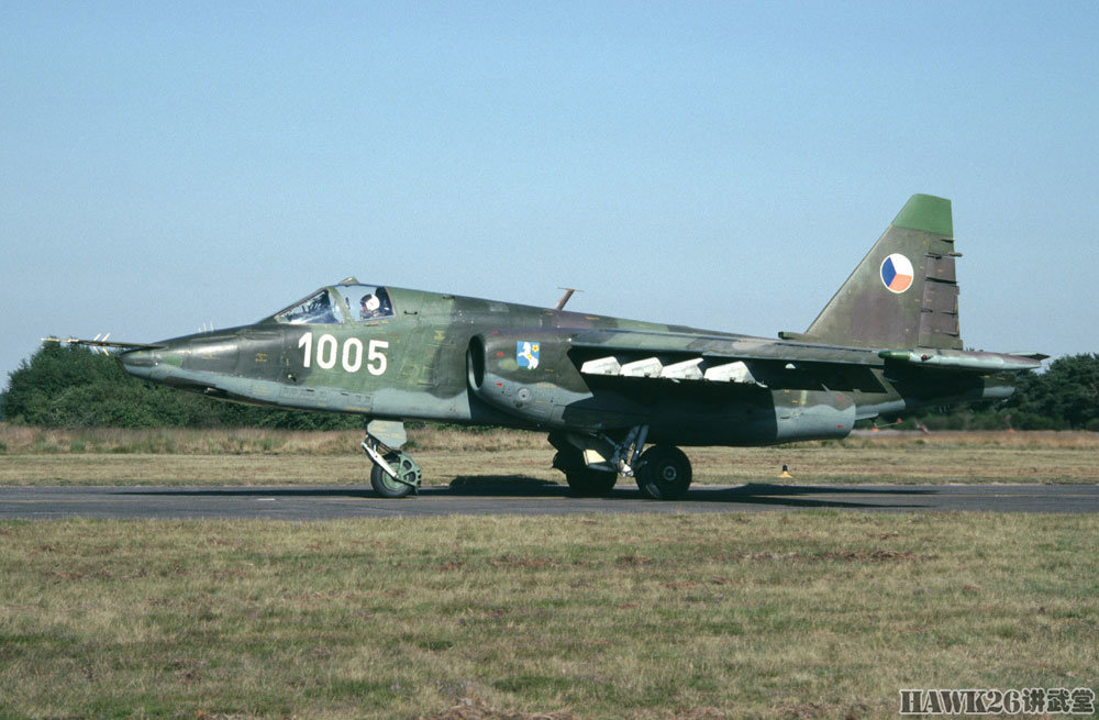 远去的记忆捷克斯洛伐克空军苏25训练地勤人员维护机炮