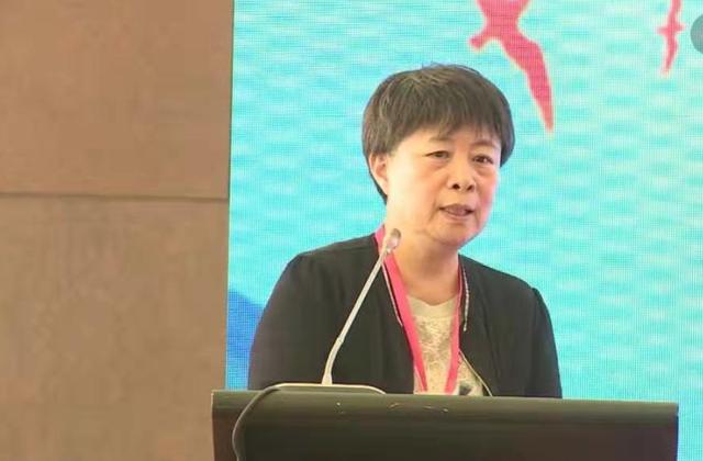 解放军总医院介入科于晓玲主任在会上为临床试验协作网做了详细介绍.