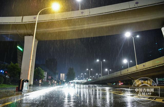 长春下雨图片