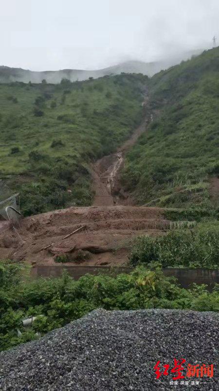 四川甘洛突发泥石流消防徒步前往救援已转移118人