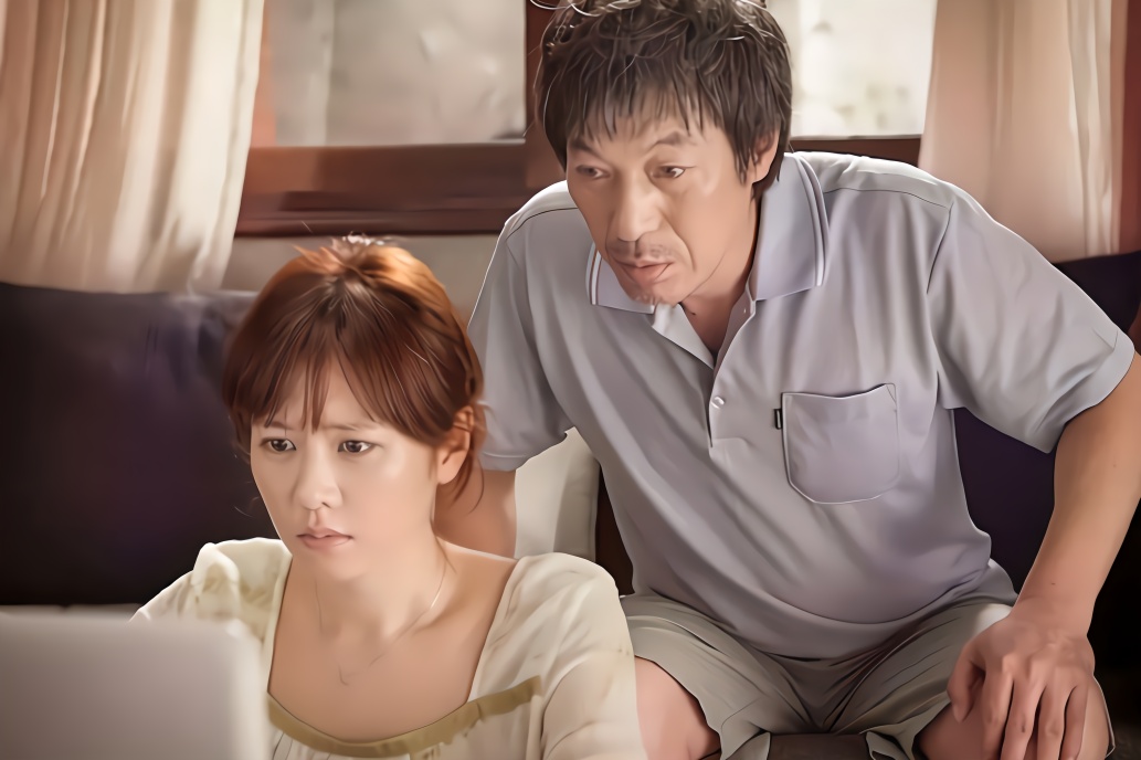 女子偶然间发现父亲竟是多年前的嫌疑人,知道真相的她选择了隐瞒