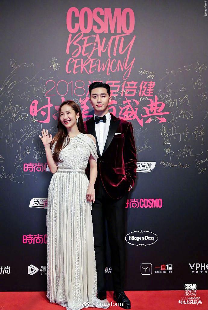 佟丽娅红毯飞吻转圈蔡徐坤小v脸pk毛不易却都因为吃瓜被忽略