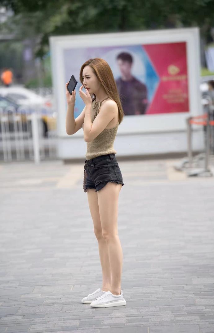 短裤也能秀长腿, 小姐姐美得很新颖!