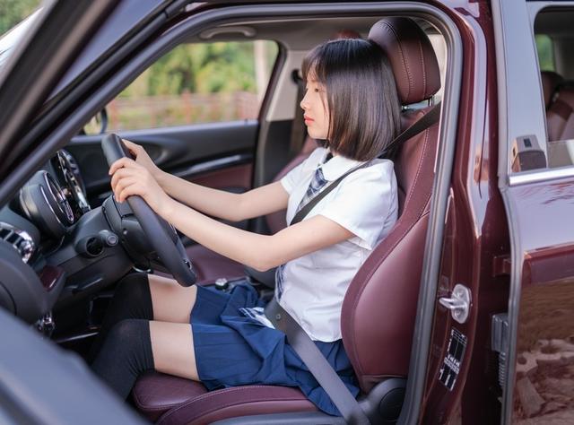 jk制服美女配宝马mini:特立独行,自由不羁(多图)