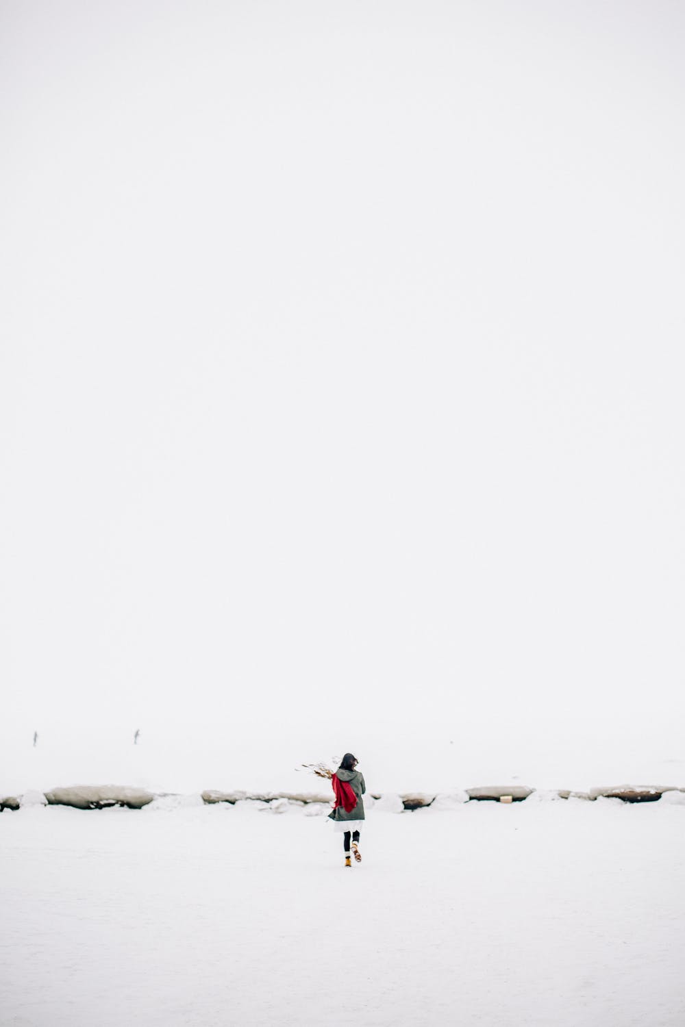 雪景中明明看到纯白的雪,为什么拍出来不够白了?