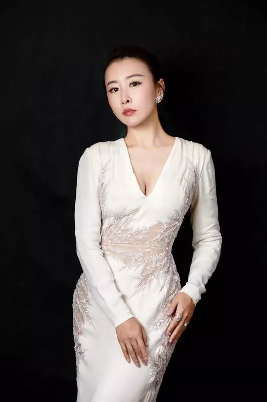 近日,毛俊杰一袭白色深v长裙亮相某活动,拖尾长裙让这套造型更加大气