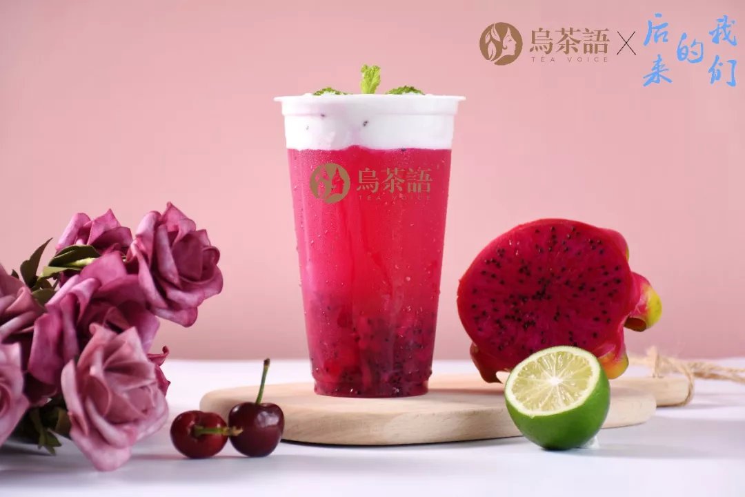 我们的初遇十年前,林见清和方小晓因一杯奶茶相遇撒落在地上的红褐色