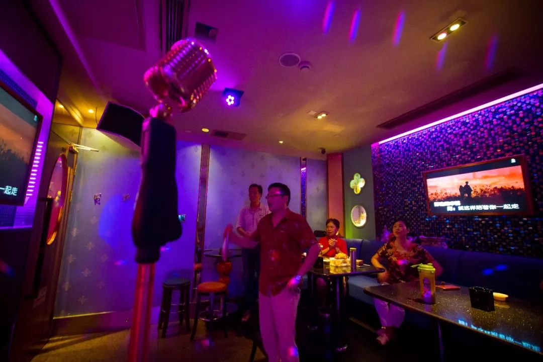 ktv再无"k歌之王",麦克风被大妈征服:一壶茶一下午,一首《夕阳红》