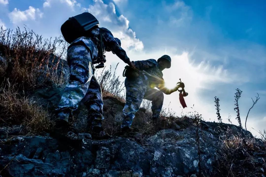 社会万象 > 正文 授枪那一刻的荣耀 手握钢枪面对军旗的宣誓 还记得吗