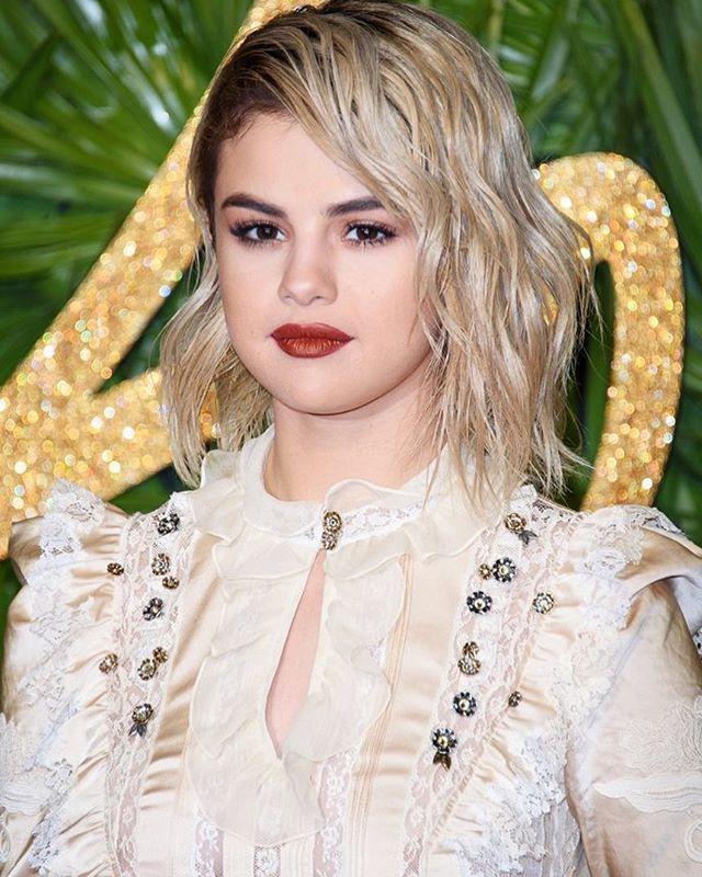 傻脸娜刚刚出院就开始泡酒吧?不,这只是老朋友的生日趴