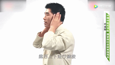 耳尖向上轻轻提拉,捏住耳垂向下自然拉拽,上提下拉为一组,每天做36组
