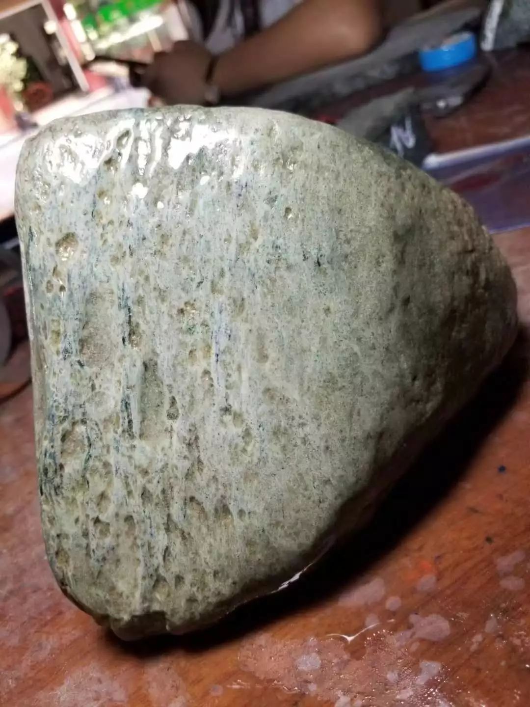 拿到货后立刻把原石交给师傅去切,众人迫不及待想看看切开,看看里面的