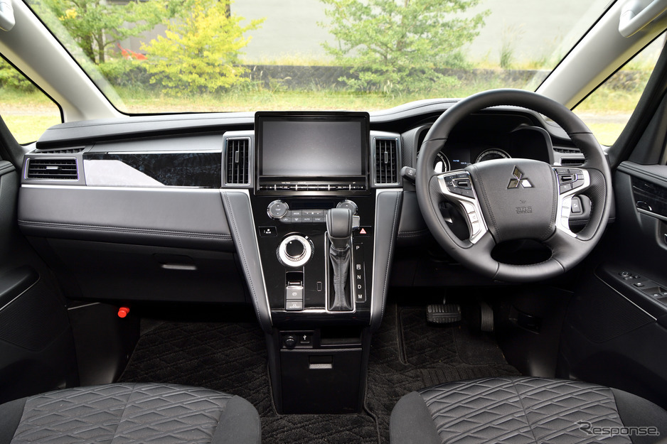 虽然是十几年前的思路,但是得利卡d5的整体内饰造型和功能操控依旧