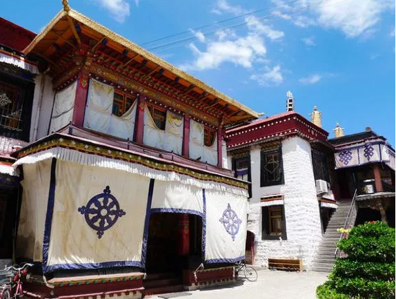 墨竹工卡羊日岗寺驻拉萨分寺奴日松贡布位于鲁固路20号,从名字可知它