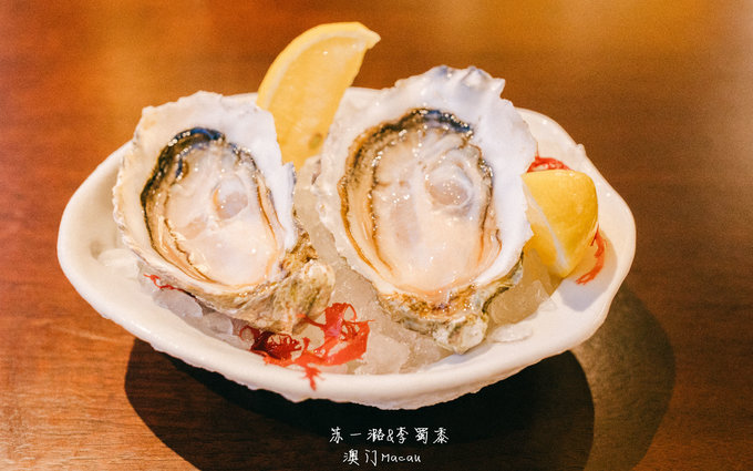 新鲜生蚝,冰镇着,还带着海水的咸味.