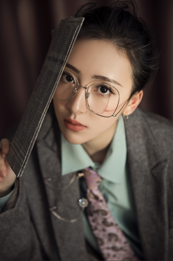 倪美诗英伦风写真首发 英气十足诠释多重"美"