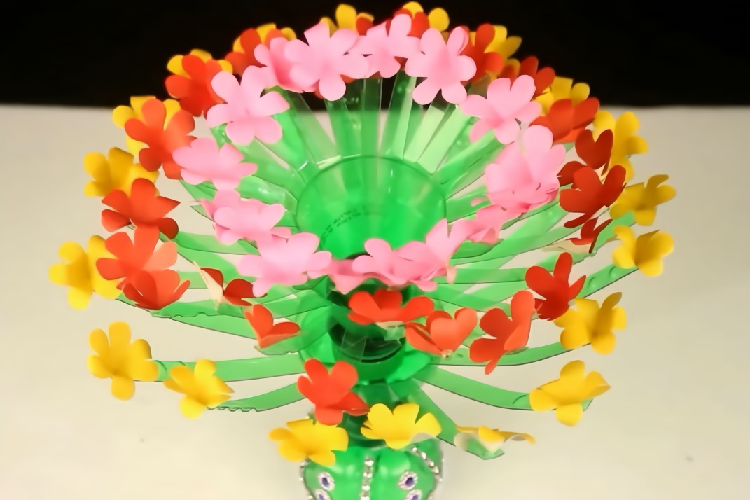 当塑料瓶遇到彩纸,变成一簇美丽的鲜花,手工教程!