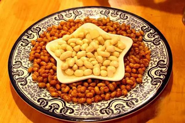 泰山三美咖喱土豆鸡肉,旁边是紫菜包的饭团.(熊猫吃翔真的很