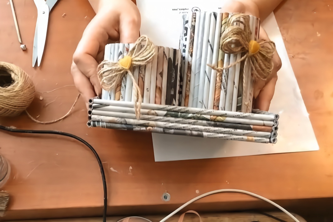 旧报纸别再扔了教你动手diy一个漂亮的桌面笔筒架