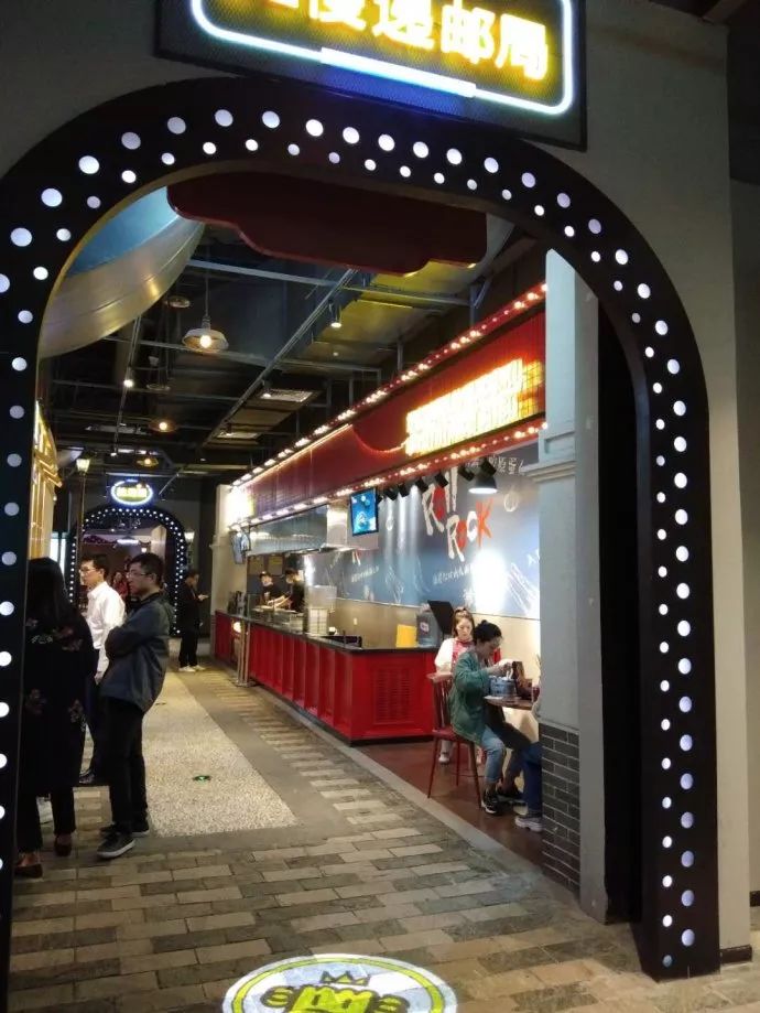 在占比最重的餐饮业态方面,特色美食街区着重打造了"美食