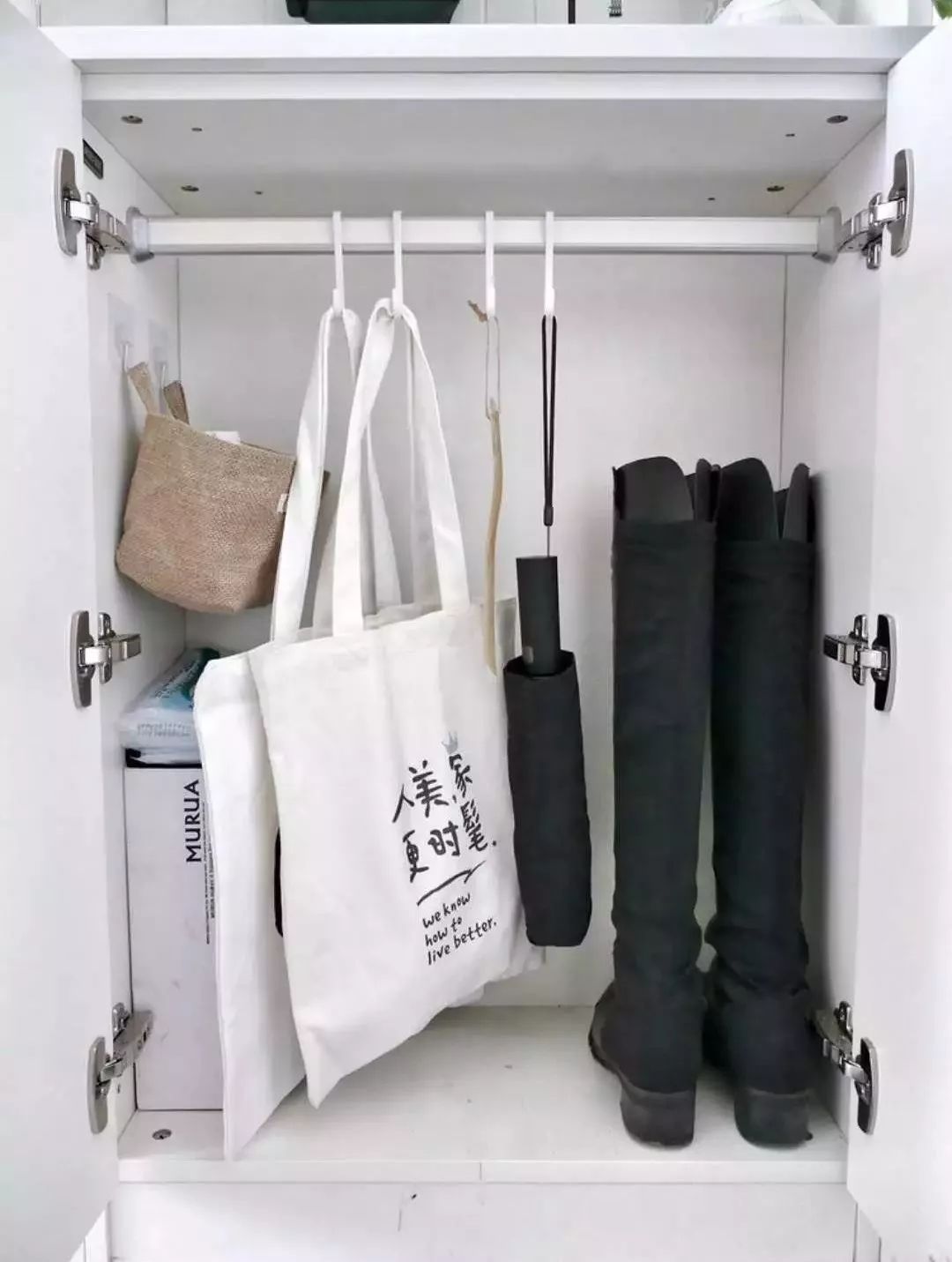 右侧下柜做了个通柜,没有隔板,放置雨伞.长靴和一些杂物.