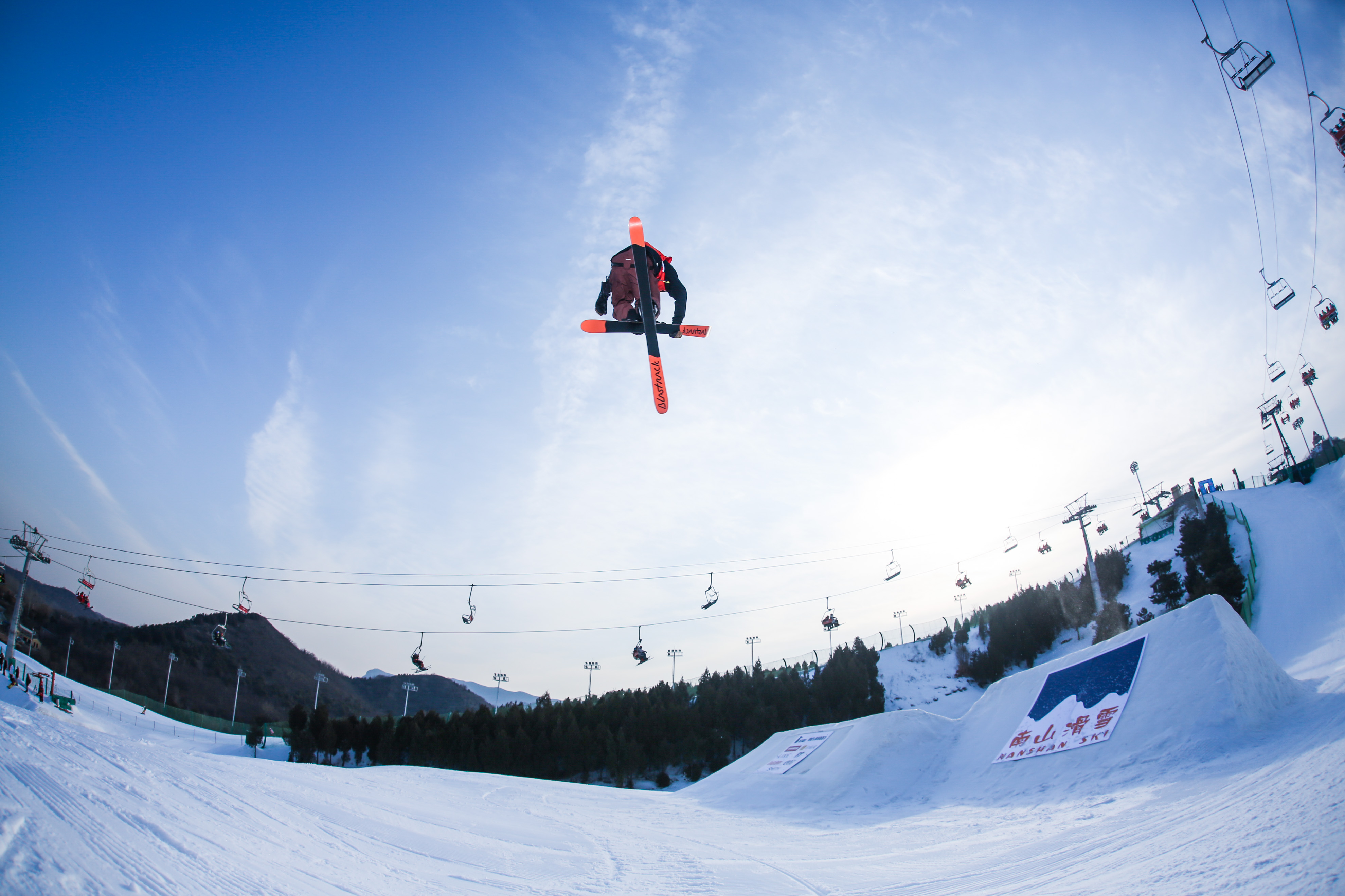 南山自由滑雪双板公开赛结束,日本选手轻松夺冠