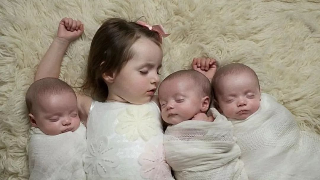 奇闻| 英国妈妈生下同卵三胞胎,三兄弟长得一模一样,父母都分不清!