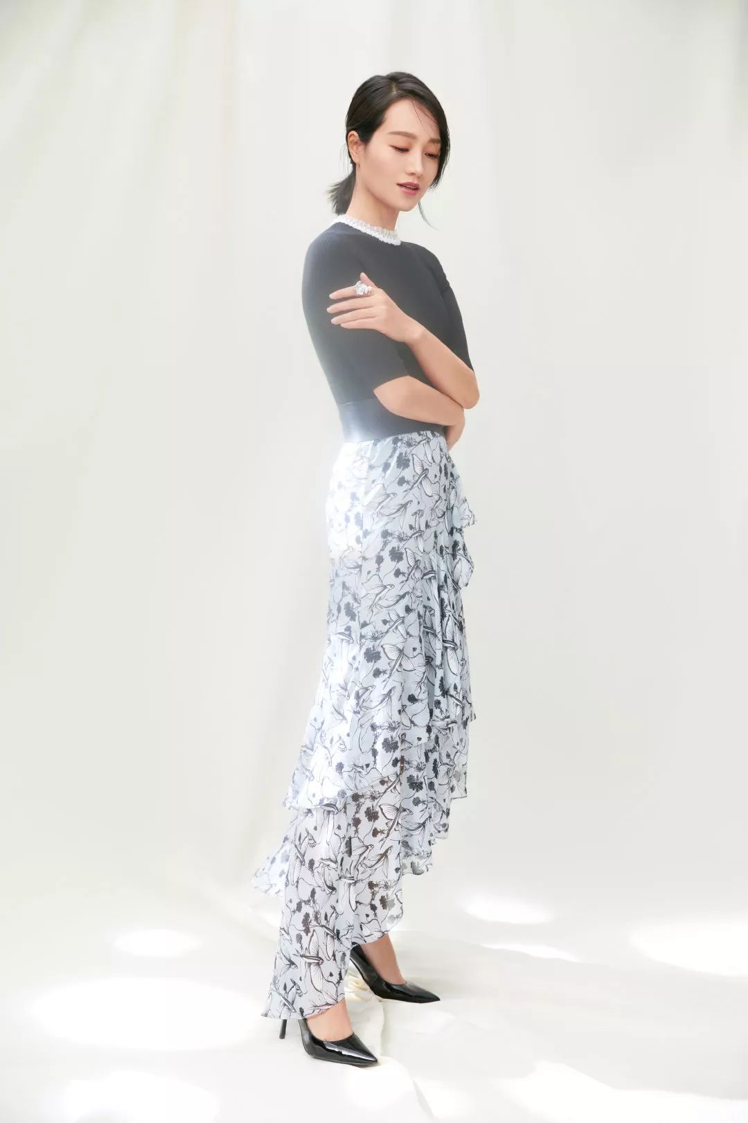 风衣温婉衬衫裙活泼38岁朱丹写真演绎多套造型把春装都穿出花