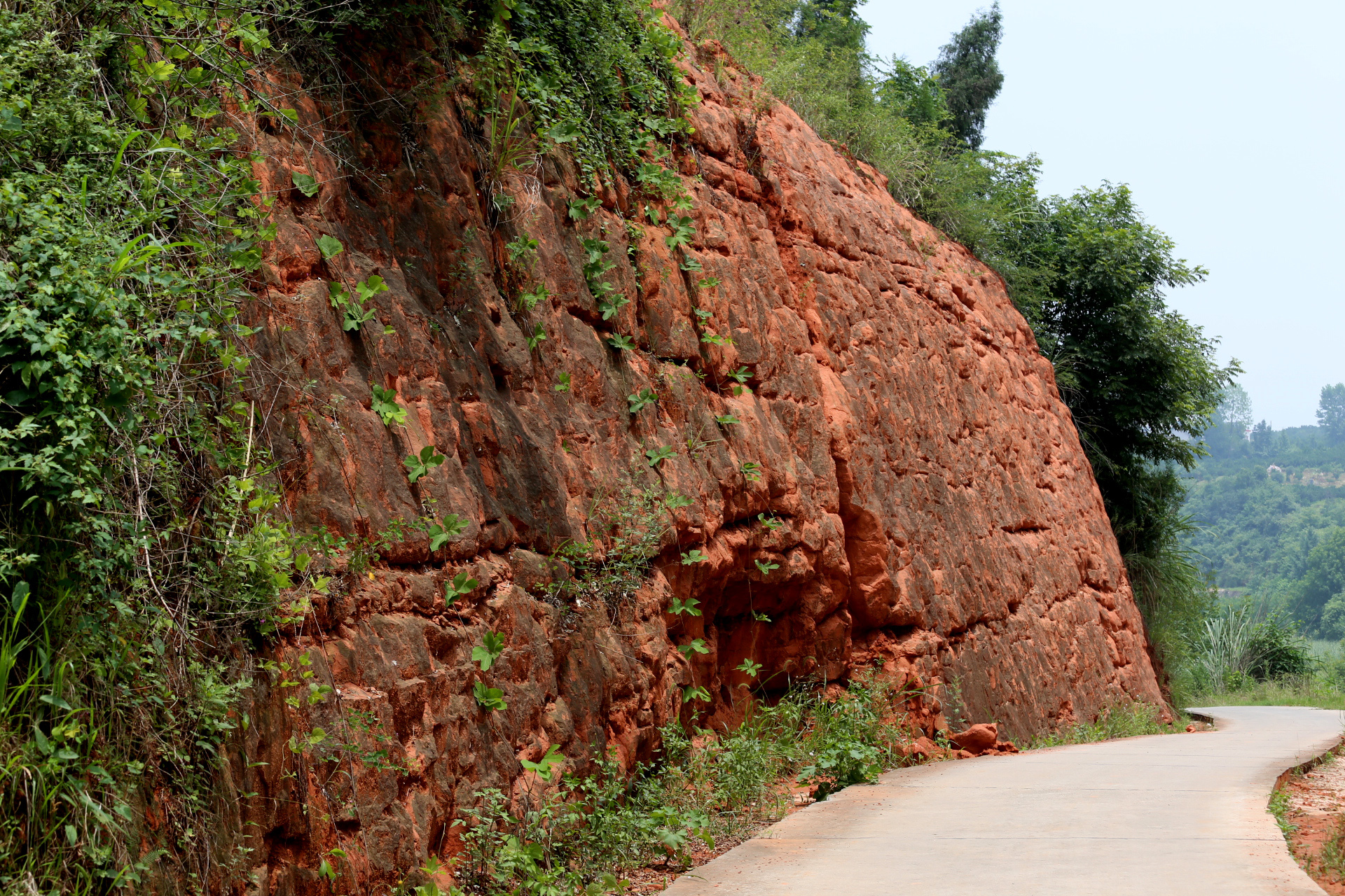 乡村见闻:这个小村有一片丹霞丘岗,红色岩石如城墙漂亮