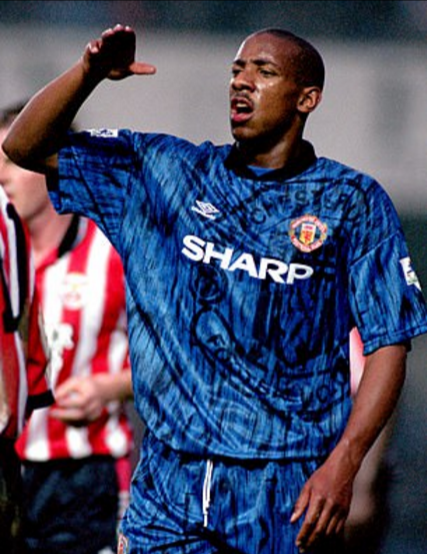 钟爱蓝色?京多安逛快闪店相中曼联蓝色客场球衣