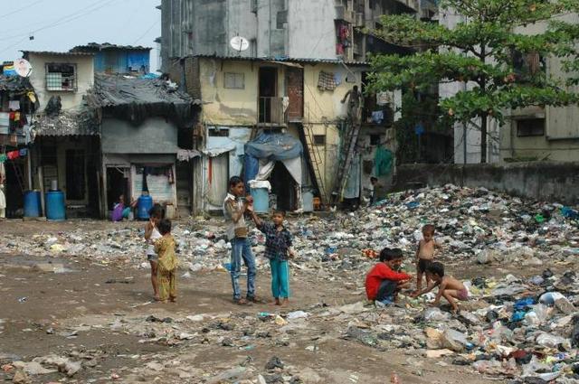 全亚洲最大的贫民窟,居民共用一个厕所,累了在路边倒头就睡