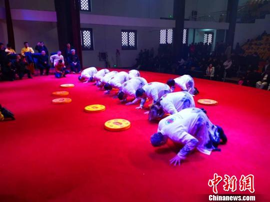 海内外梅花拳弟子河北平乡祭祖洋徒弟行三拜九叩礼图