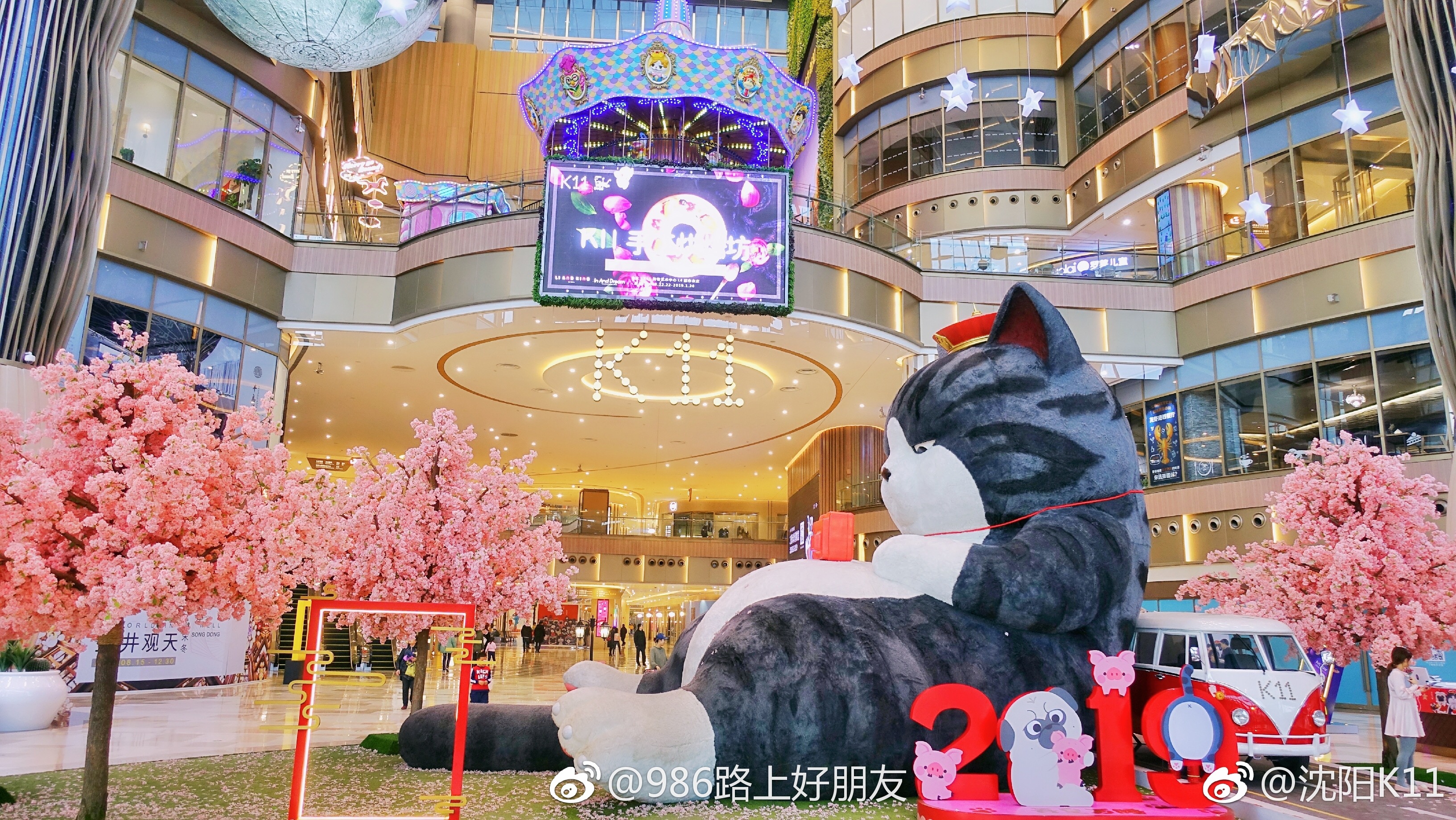 千人合影地点:沈阳k11一层南侧 8米吾皇躺睡处 一层南广场与您不见不