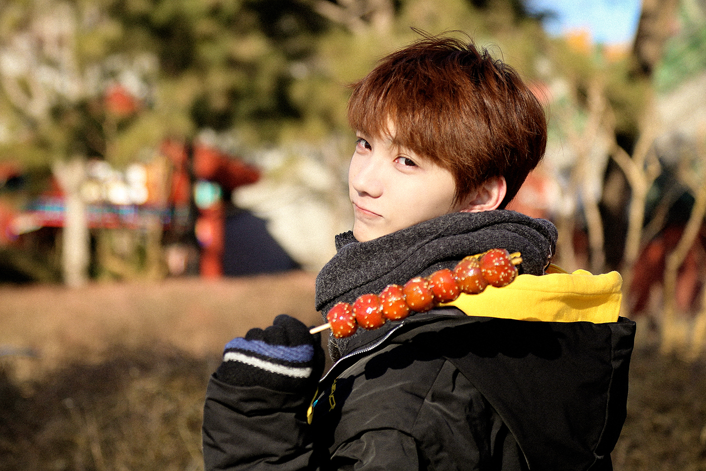 近日,祁宋曝光了一组冬日户外写真,冰天雪地世界里