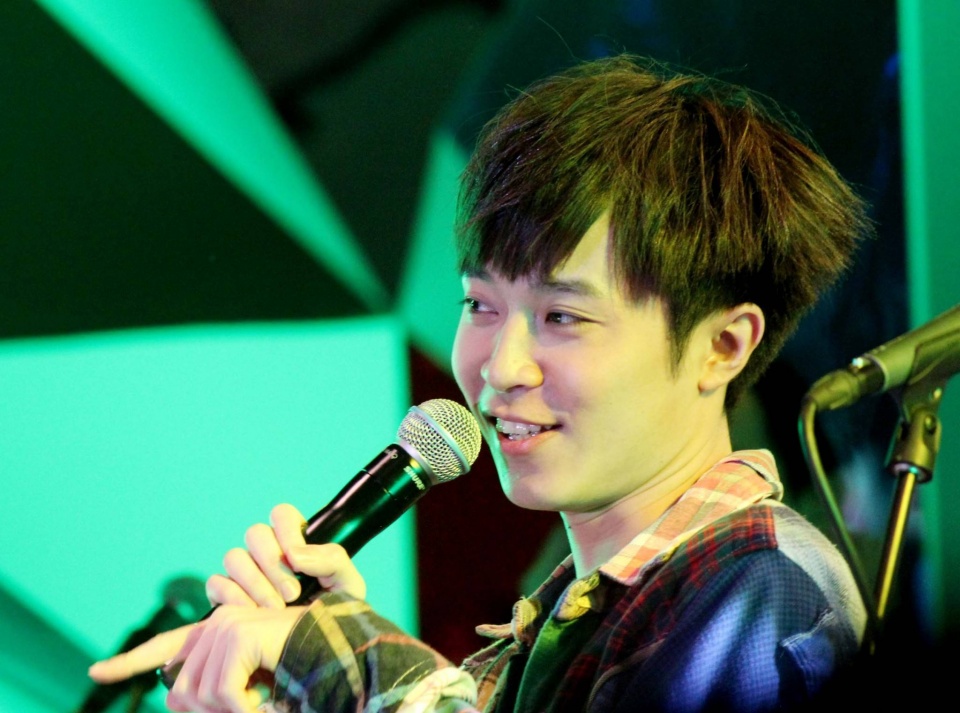 吴青峰比李荣浩还"狠"?封面都自己画,网友:生活不易多才多艺