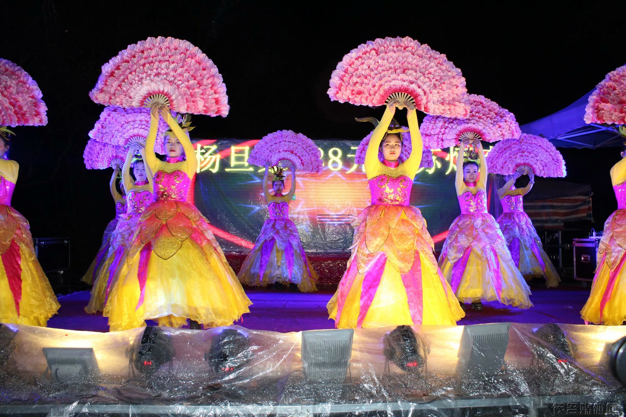 歌舞升平年例至,同心聚力村富强!