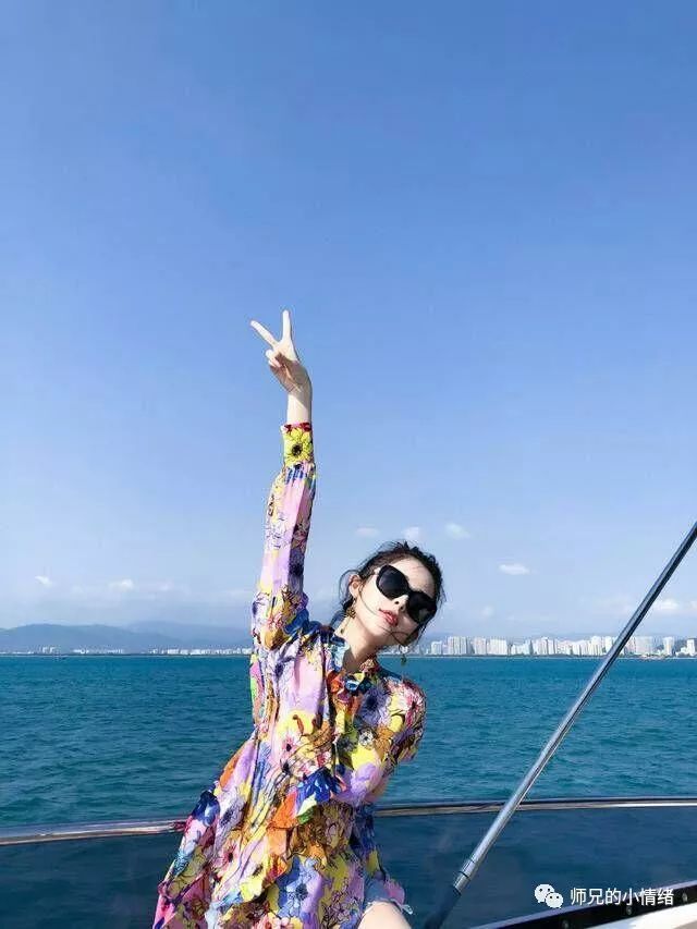 古力娜扎三亚度假照美爆了.丸子头发型搭印花衬衫,减龄又时髦