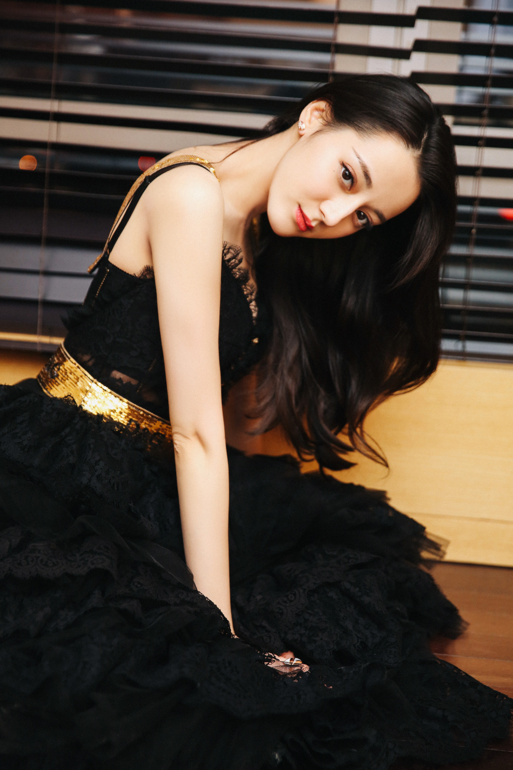 她是最美当红小花,穿黑色礼服性感迷人,却因一物被网友骂