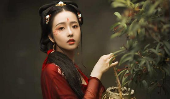 美妆馆 | 熠熠生辉大唐韵,风姿绰约"梅花妆"