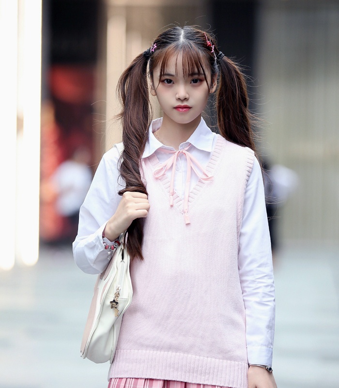 街拍:扎双马尾的小姐姐,看上去元气满满__凤凰网
