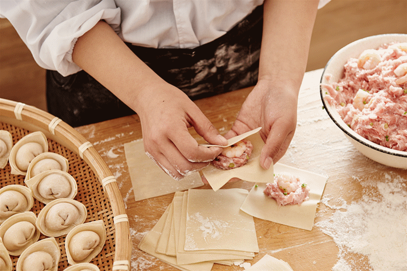 俏姥姥馄饨来头可不小老板包馄饨手艺了得让客人赞不绝口