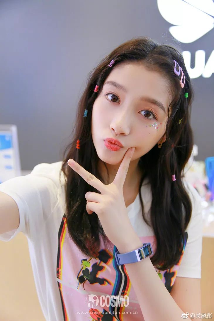 关晓彤就属于先天性眼袋,从小就有黑眼圈眼袋,素颜时显得十分疲惫憔悴