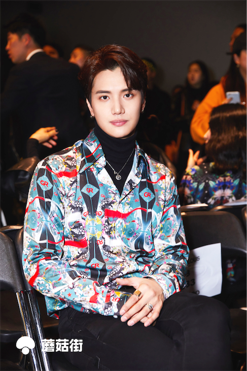 小五金恩圣现身首尔时装周看秀造型全曝光