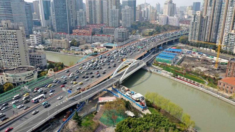 天天走的南北高架天目路立交大转盘今晨启动改造两条下匝道封闭拆除