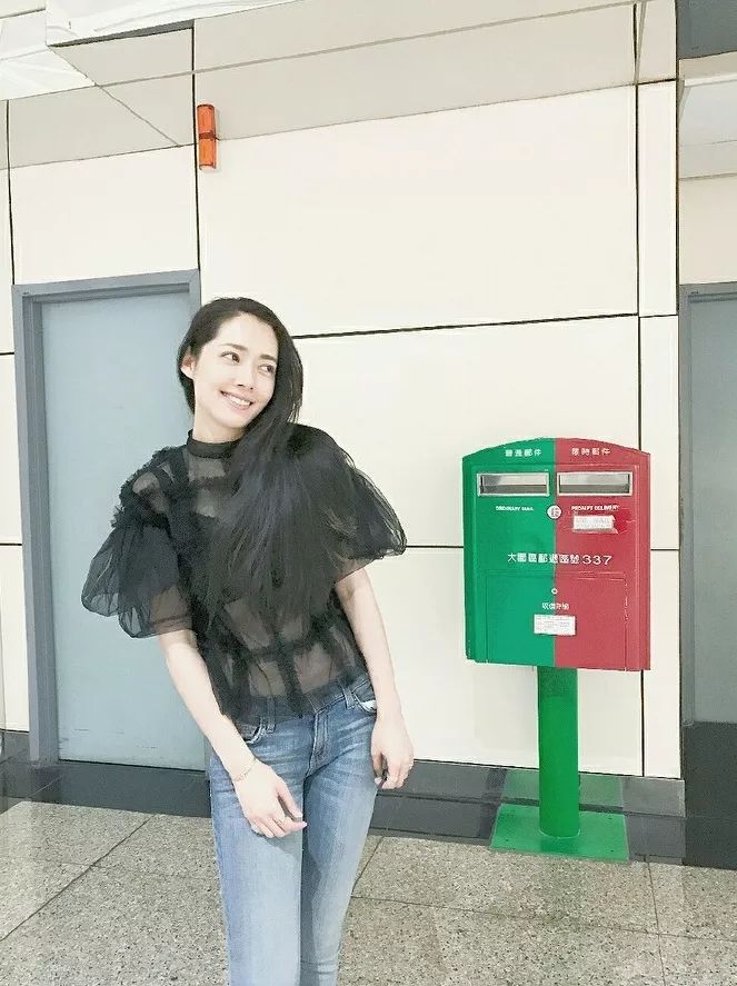 黑色透视上衣搭配牛仔裤,时尚与性感共存,一身运动套装的郭碧婷则活力